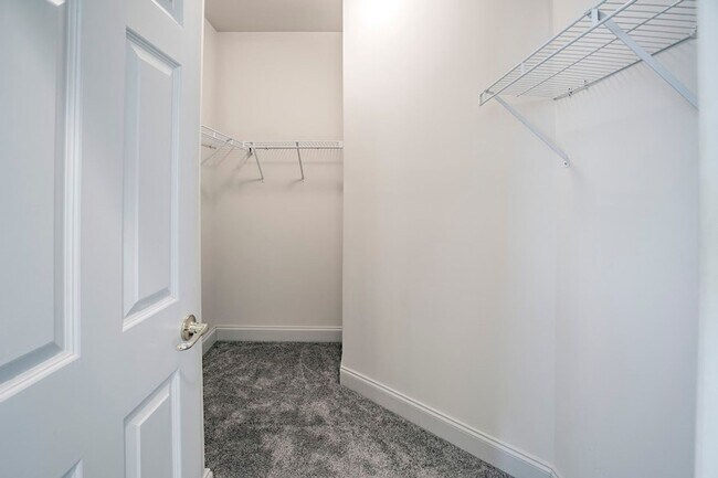 Building Photo - Beautiful 3 bedroom, 3 bath home in over 5...