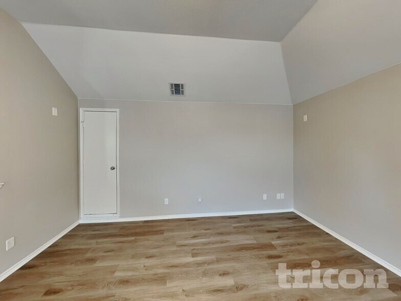 Building Photo - 1609 Hillside Dr