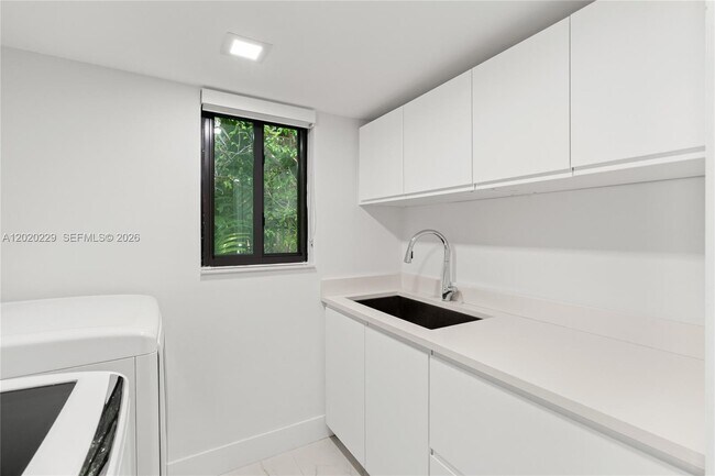 Building Photo - 112 E 1st Ct