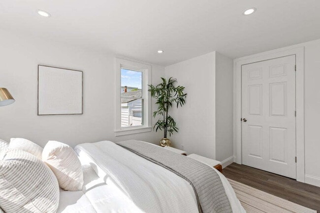 Building Photo - Move-In Ready! Updated Biddeford 3BR/2BA H...
