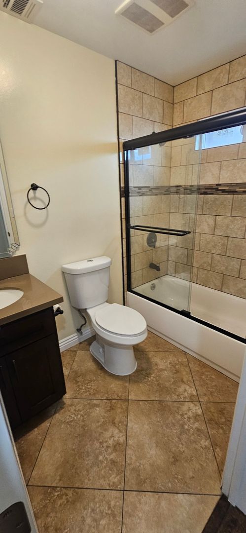 Building Photo - 75(611)