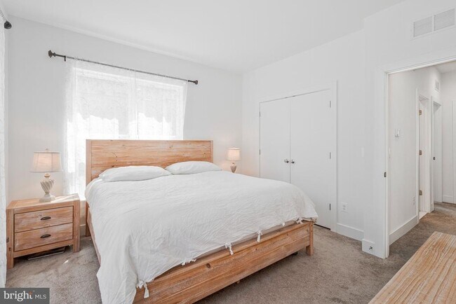 Building Photo - 40 Mural Walk NE