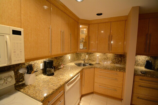 Primary Photo - 10 Stratford Dr E