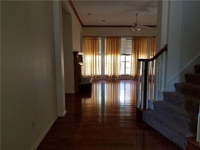 Building Photo - Stunning 5-Bedroom, 3-Bath Home with Over ...