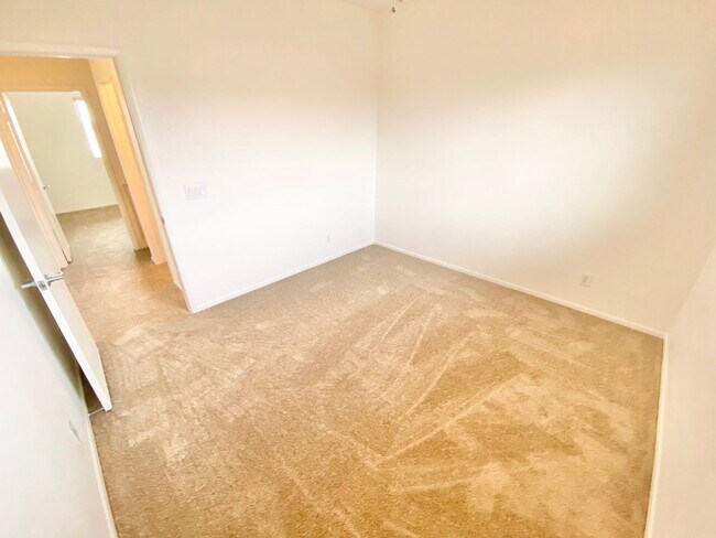 Building Photo - CUTE 3 BEDROOM / 2.5 BATHROOMS, TOWNHOME W...