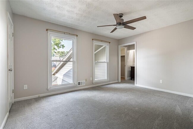 Building Photo - 5004 Meadow Ln