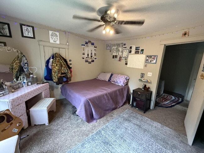 Building Photo - Spacious 2 bedroom, 1 bath home in highly ...