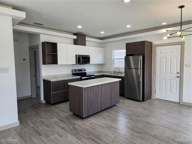 Building Photo - 23 Frio Ave