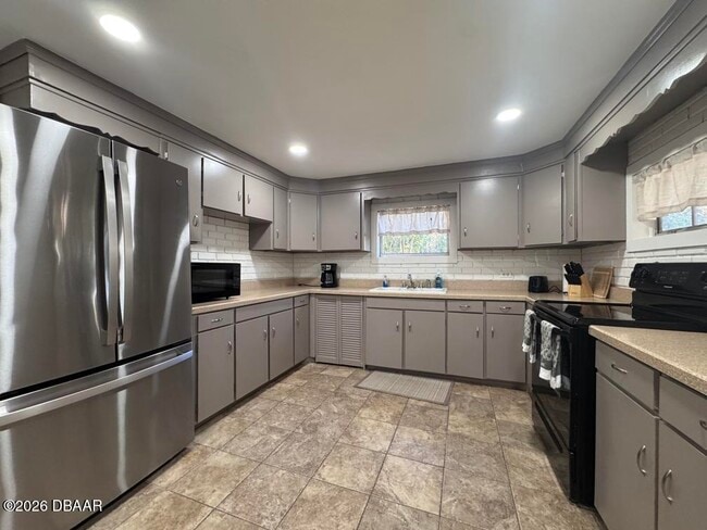 Building Photo - 607 Herbert St