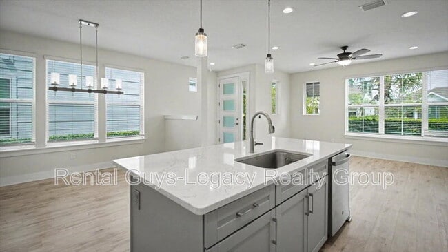 Building Photo - 409 Crestview Dr