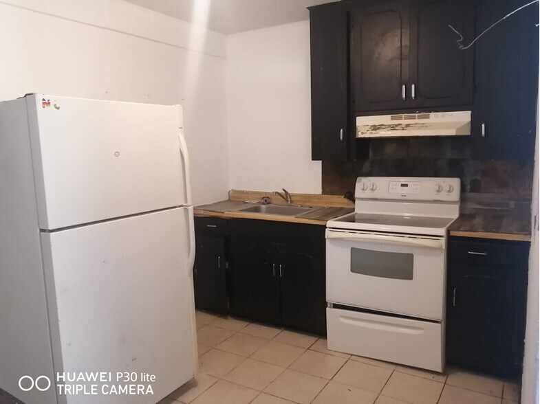 Building Photo - 904 E Lucas Ave