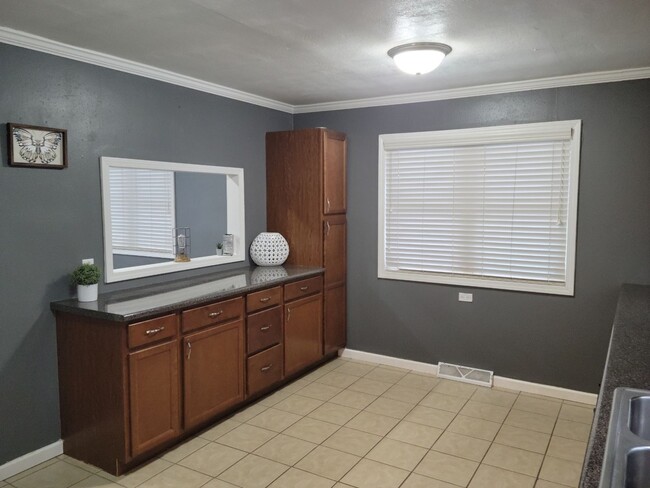 Building Photo - BEAUTIFUL UPDATED 3 BEDROOM 2 BATH HOUSE!