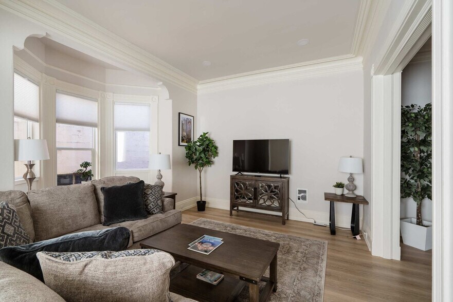 Building Photo - 529 NW 21st Ave