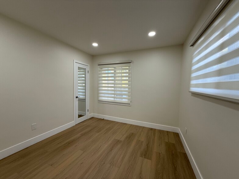 Building Photo - 9123 Woodley Ave