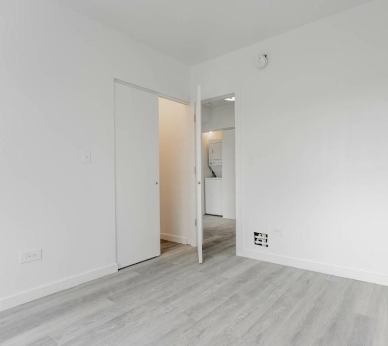 Building Photo - 1704 W Glenlake Ave