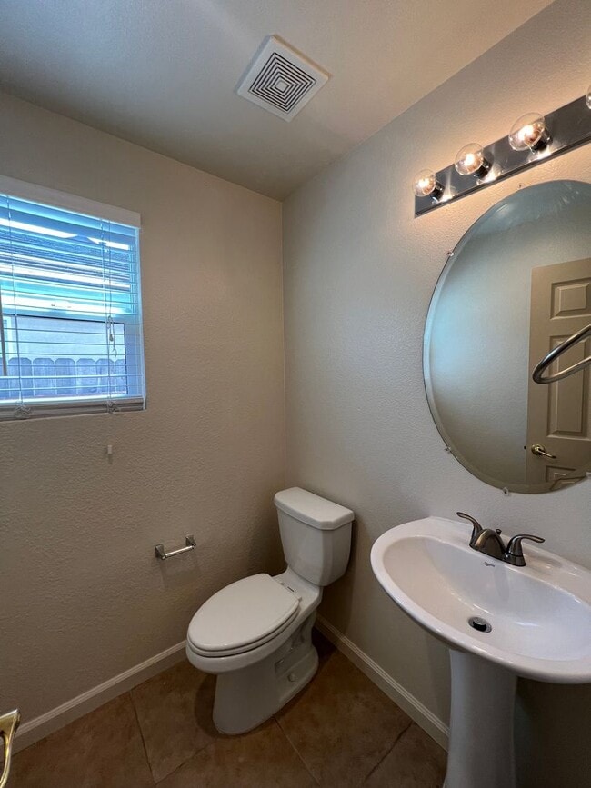 Building Photo - Spacious 4 bedroom 2.5 Bathroom Gold River...