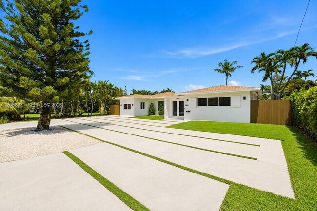 Building Photo - 10801 Peachtree Dr