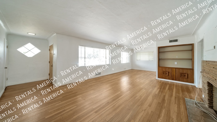 Building Photo - 2212 E La Mirada St