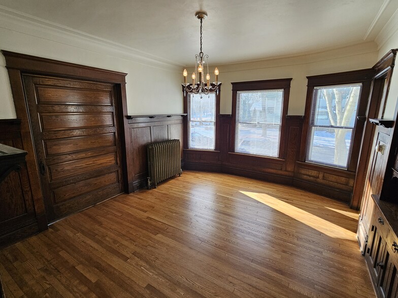 Building Photo - 1902 E Newberry Blvd