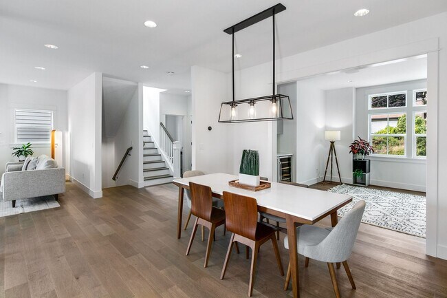 Building Photo - Gorgeous 4 Bed/3.5 Bath with Beautiful Fin...