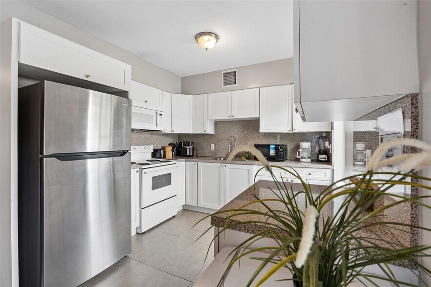 Building Photo - 435 NE 69th St