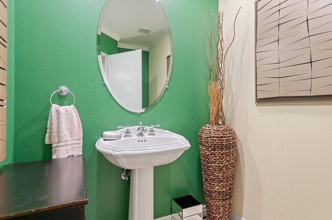 Building Photo - RARELY offered! Top floor three bedroom 2.5 bath El Escorial condo, fully furnished at East Beach.