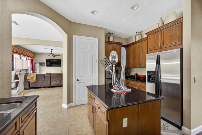 Building Photo - 3501 Collonade Dr