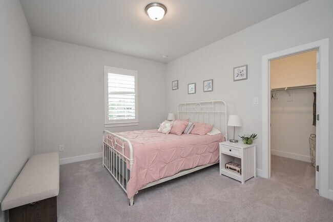 Building Photo - 71 Perennial Cyn Dr