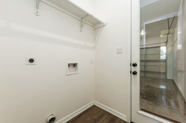 Building Photo - 427 Vane Way