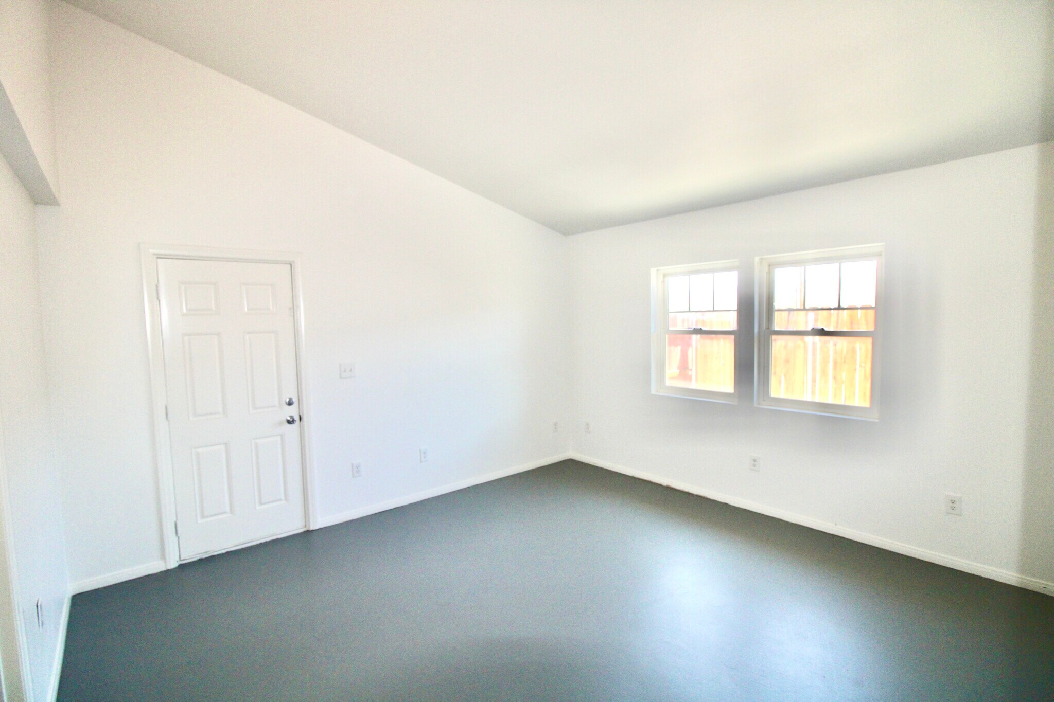 Building Photo - 6587 Oasis Ave
