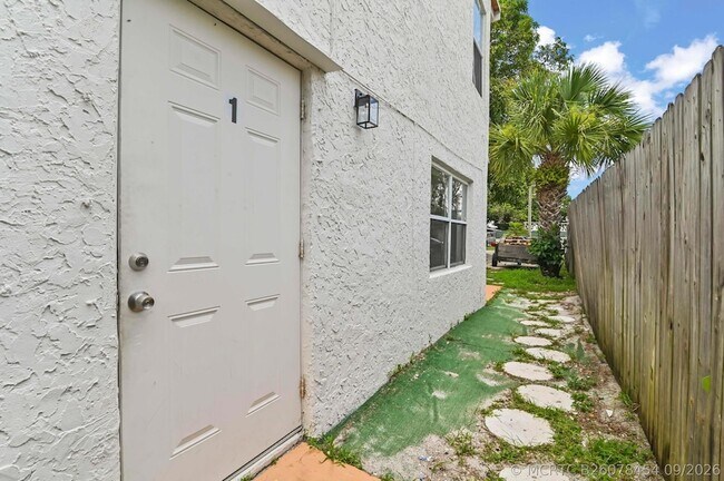 Building Photo - 515 Putnam Rd