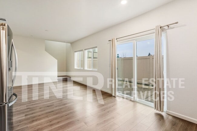 Building Photo - 3867 Roseparke Way