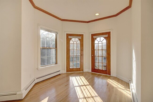 Building Photo - 600 Grand St