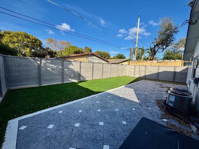 Building Photo - ROISMAN, AVRAHAM M TRSTEE ETAL - 100 SW 9 St