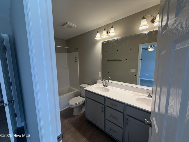 Building Photo - 337 S Pointe Dr