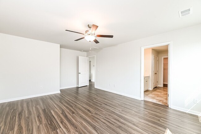 Building Photo - Modern 4 Bedroom Home in Mackey Farms