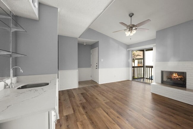 Building Photo - Richmond/Amanda west of Fondren, Classic, beautifully maintained, 2nd floor condominium offers 2 ...