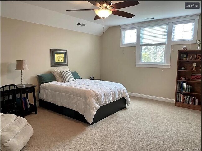 Building Photo - 6036 Daphne Circle