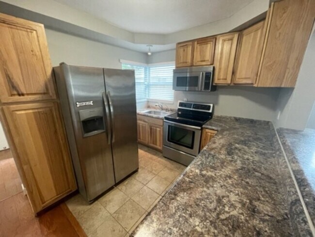 Building Photo - 2 BR/2 BA Beautifully Updated Home in Semi...