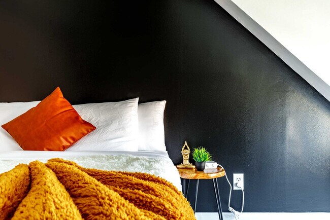 Building Photo - 313 W 4th Ave