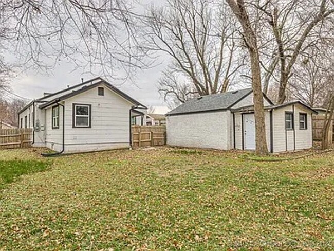 Building Photo - Updated Midtown Bungalow Near Mother Road Market