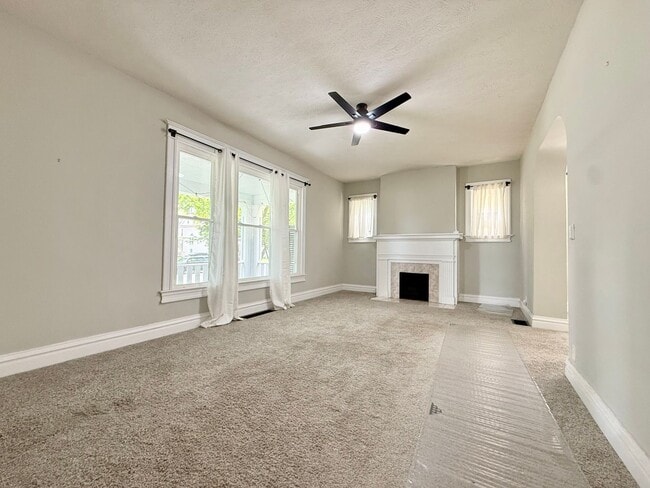 Building Photo - **Hawthorne Place** Pet Friendly 5 Large Bedrooms 2 Full Baths!