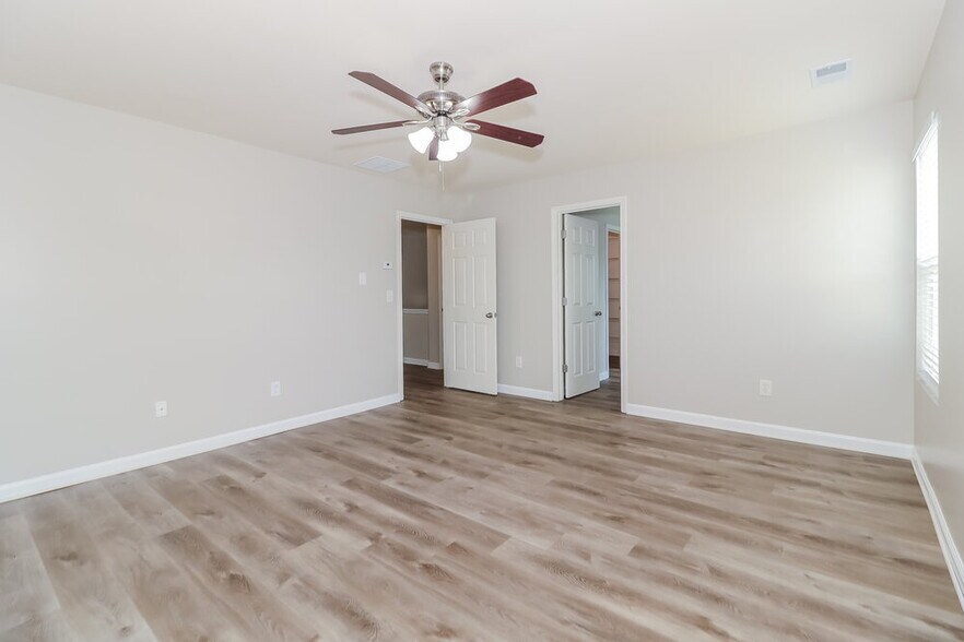 Building Photo - 2945 Mayfair Dr