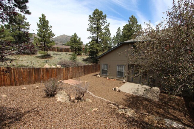 Building Photo - Remodeled End-Unit Townhome @ Village at Elk Run | 3 Bed, 2.5 Bath + 2-Car Garage