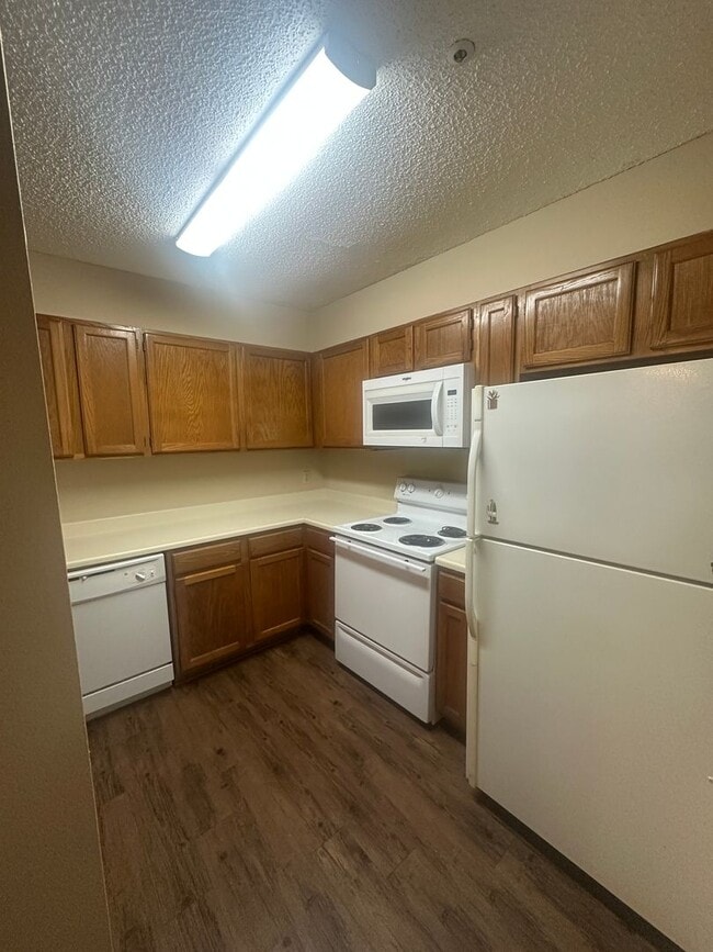 Building Photo - Easy Access to IH-10, medical center & USAA