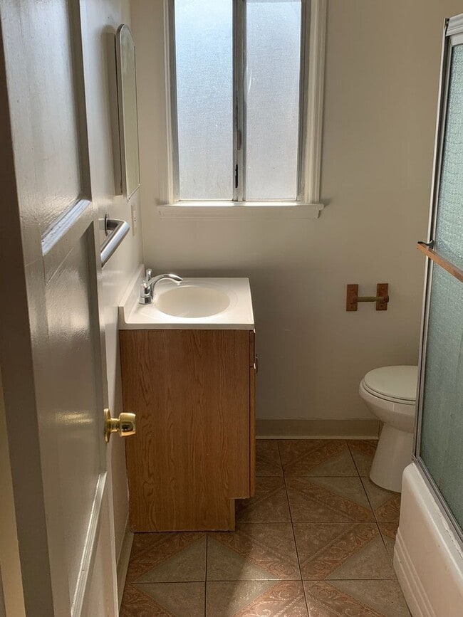 Building Photo - **MOVE-IN DEPOSIT SPECIAL** Lovely 2 Bedroom & 1 Bathroom