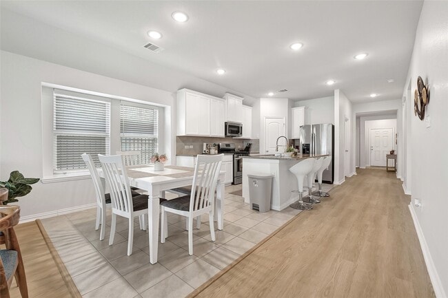 Building Photo - 562 Long Beach Bay Dr