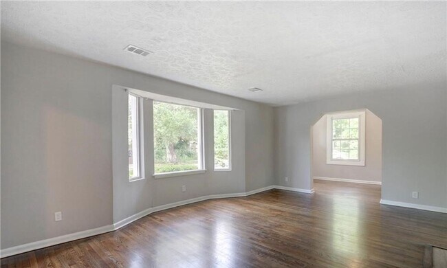 Building Photo - Exceptional Eastside Bungalow