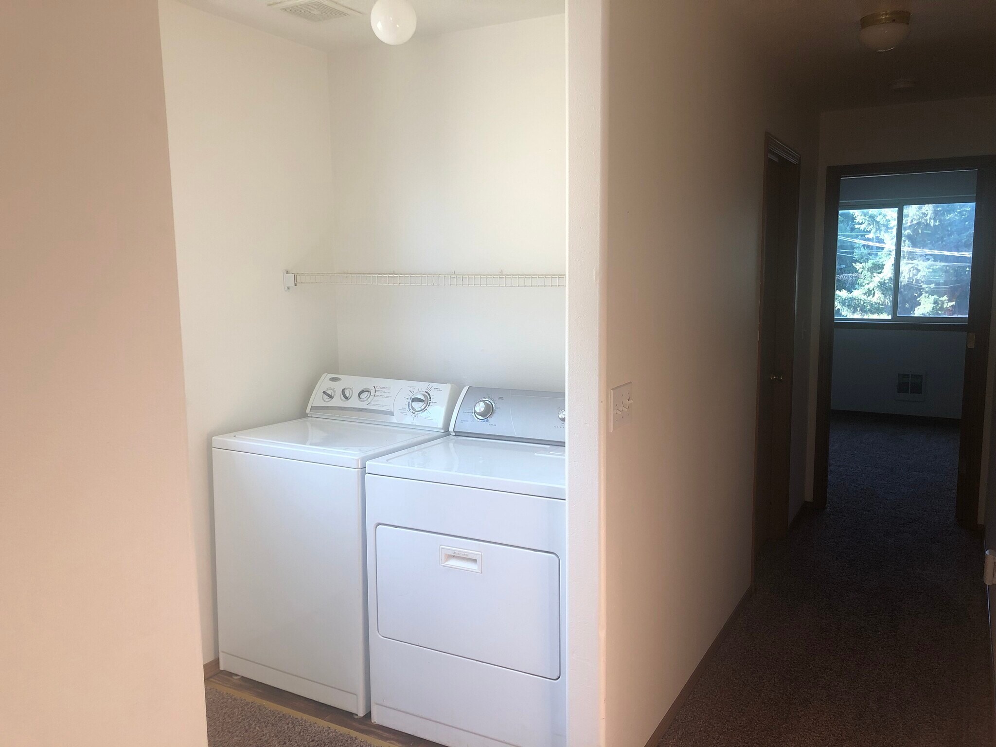 Building Photo - 1609 E Hartson Ave