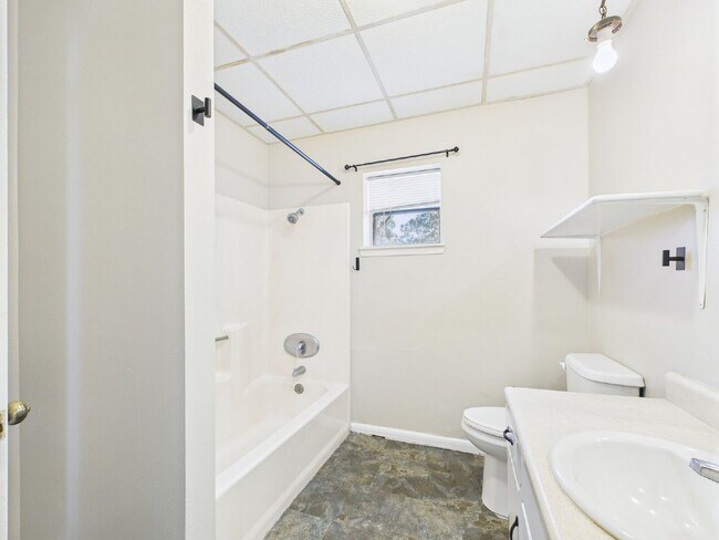 Building Photo - 321 W Park St